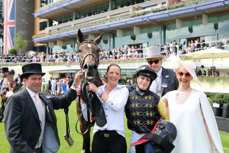 Novemba mit Team nach ihrem letzten Ascot-Auftritt