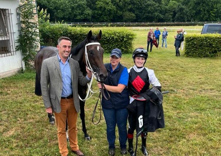Gamine gewinnt – Neues Jockey-Gefühl für Besitzerin!