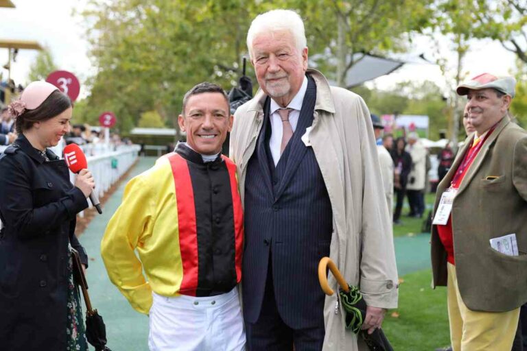 Peter M. Endres (re.) mit Frankie Dettori in Paris