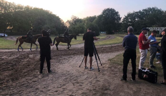 Die anwesende Presse beobachtet die Morgenroutine