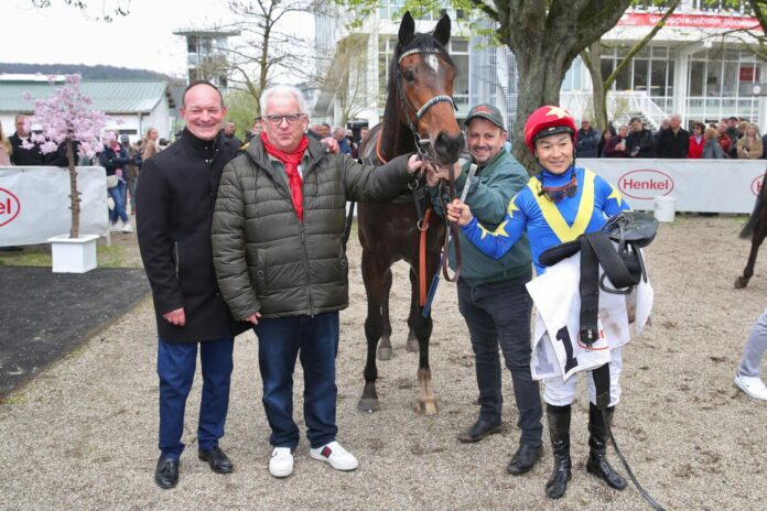 Stay First siegt unter Bayarsaikhan Ganbat Rennpferd Stay First siegt unter Jockey Bayarsaikhan Ganbat, Trainer Sascha Smrczek (links)