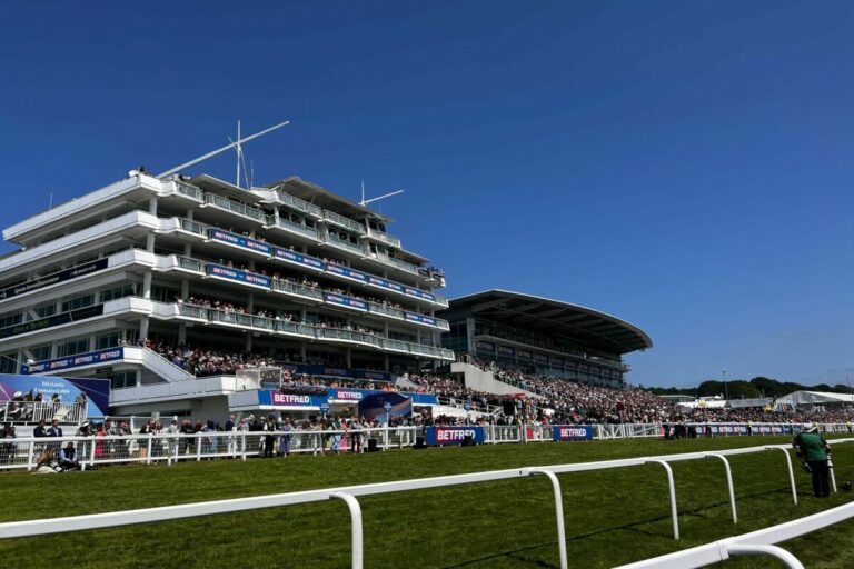 Brandaktuell aus Epsom: Facebook-Seite der Sport-Welt