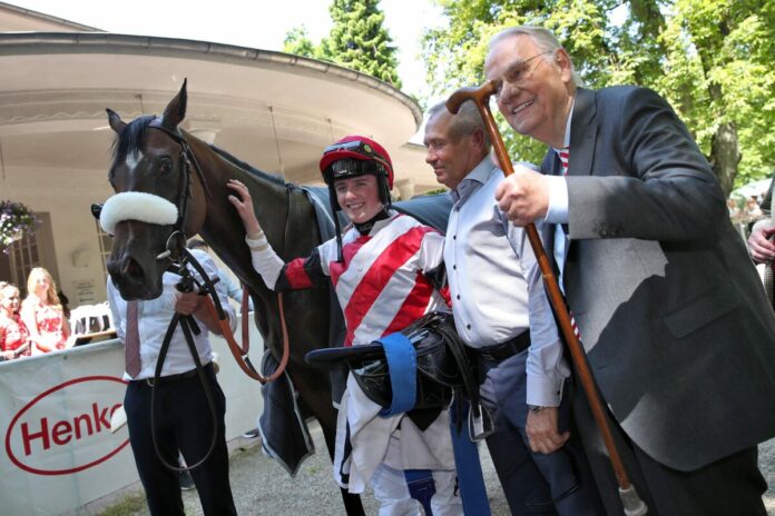 Merkur mit Albrecht Woeste, Waldemar Hickst und Augustin Madamet (v.re.) Merkur mit Albrecht Woeste, Waldemar Hickst und Augustin Madamet (v.re.)