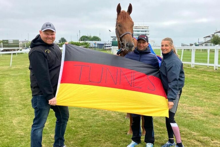 Tünnes in Epsom angekommen