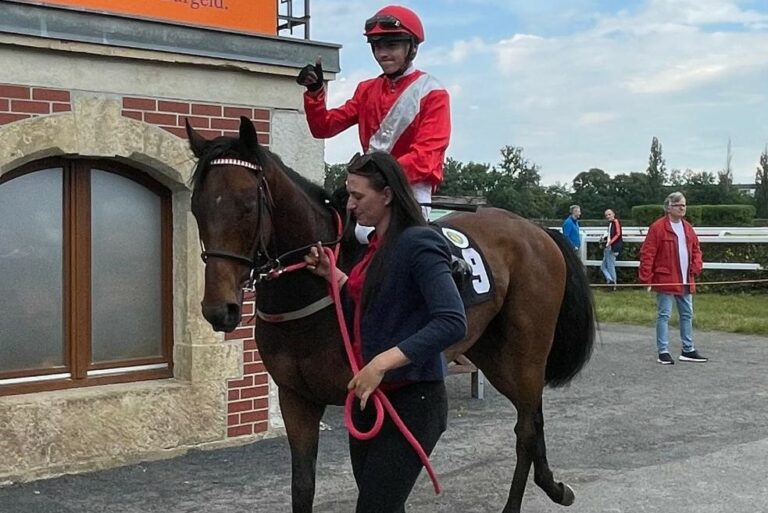 Leon Wolff hievt Anniemation zum Sieg in der Viererwette