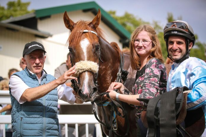 Areon mit seinem Team nach dem Sieg im Harz Areon mit seinem Team nach dem Sieg im Harz