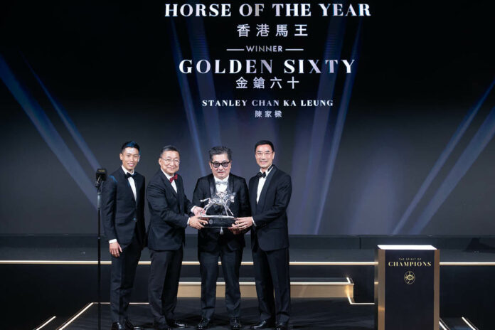 Golden Sixtys Trainer Francis Lui (2.v.li.) und Jockey Vincent Ho (li.) Foto: hkjc.com Golden Sixtys Trainer Francis Lui (2.v.li.) und Jockey Vincent Ho (li.) Foto: hkjc.com