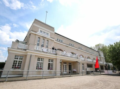 Blick auf die Tribüne und den Absattelring