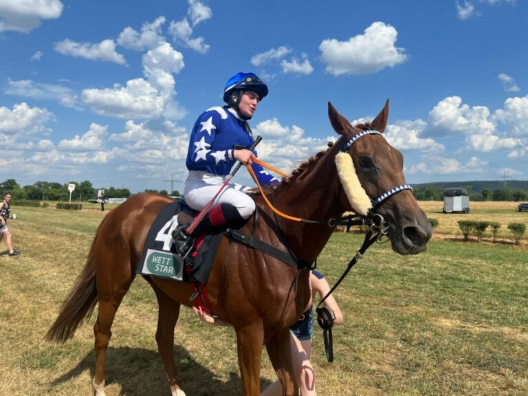 Maike Riehl schafft den 50. Karrieresieg: Ab sofort Jockey!