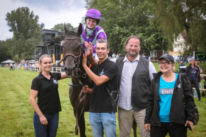 Kingdom Of Heaven siegt unter Nora Cronauer Christian Peterschmitt (2.v.re.) mit Kingdom Of Heaven