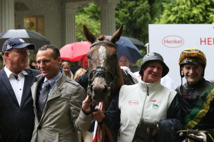Henk Grewe (2.v.li.) mit Muskoka nach dem Diana-Sieg Henk Grewe (2.v.li.) mit Muskoka nach dem Diana-Sieg
