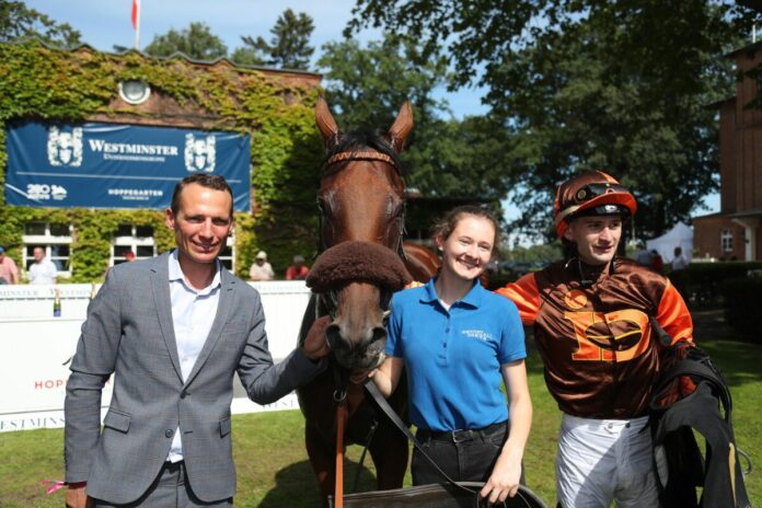 Koffi Kick mit Henk Grewe (li.) und Lukas Delozier (re.) Koffi Kick mit Henk Grewe (li.) und Lukas Delozier (re.)