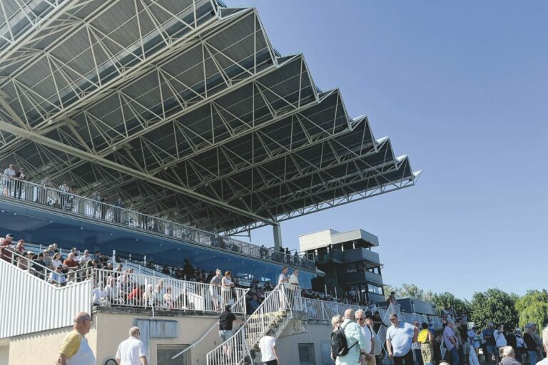 Die Tribüne auf der Rennbahn von Straßburg