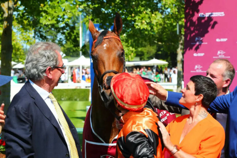 Ace Impact mit seinem Team Foto: France Galop