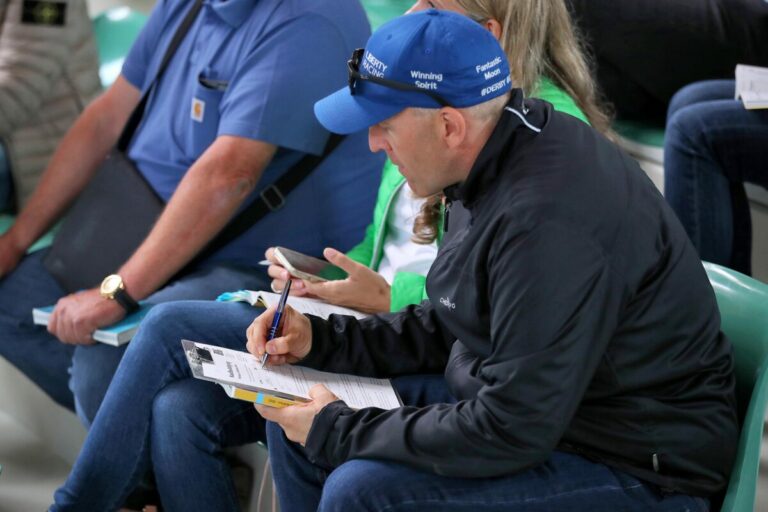 Lars-Wilhelm Baumgarten unterschreibt einen Kaufvertrag