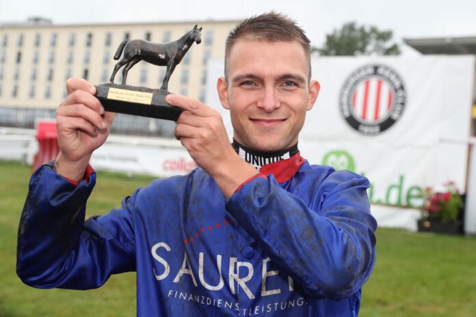 Thore Hammer-Hansen im Sauren-Dress nach dem Sieg mit Assistent im Grosser Hansa-Preis Thore Hammer-Hansen im Sauren-Dress nach dem Sieg mit Assistent im Grosser Hansa-Preis