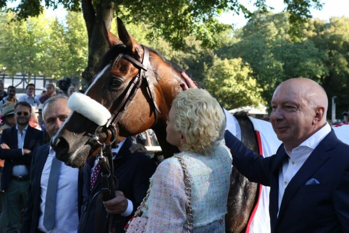 Manfred Ostermann (re.) mit India Manfred Ostermann (re.) mit India