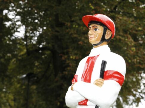 Kleine Jockeyfigur im Dress des Gestts Ittlingen