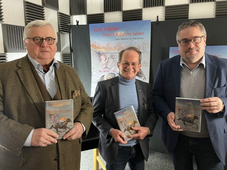 Der große Moment: Übergabe des Buches an Lutz Mäder