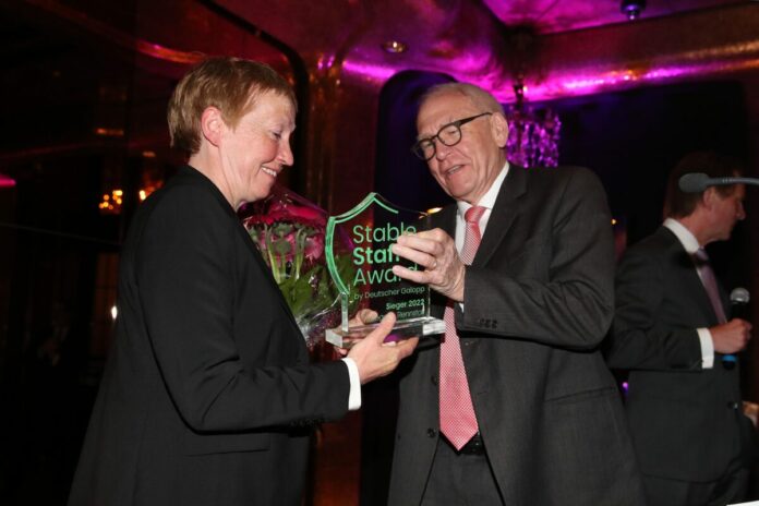 Christa Germann bekommt 2022 von Dr. Michael Vesper den Stable Staff Award übergeben