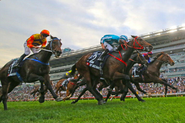 Auch der dritte Hong Kong Favorit gewinnt: Romantic Warrior knapp vorne