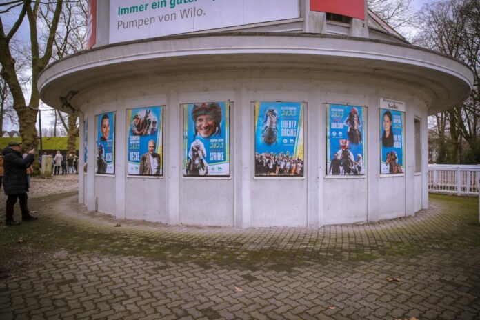 Plakate zu dem Champions 2023 hängen auf der Rennbahn aus.