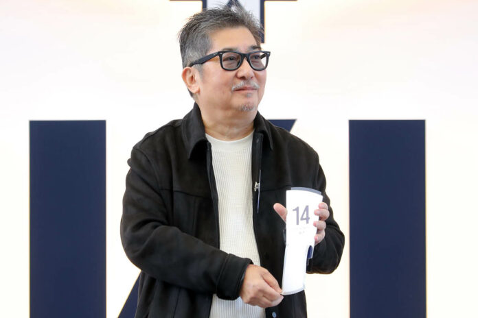 Stanley Chan Ka-Leung, Besitzer von Golden Sixty, zieht die Nummer 14 Foto: hkjc.com Stanley Chan Ka-Leung, Besitzer von Golden Sixty, zieht die Nummer 14 Foto: hkjc.com