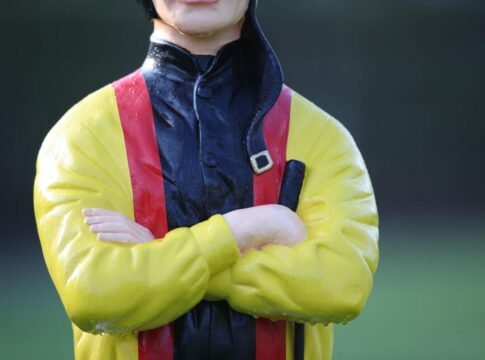 Jockeyfigur mit dem Renndress in den Farben von Gestüt Auenquelle