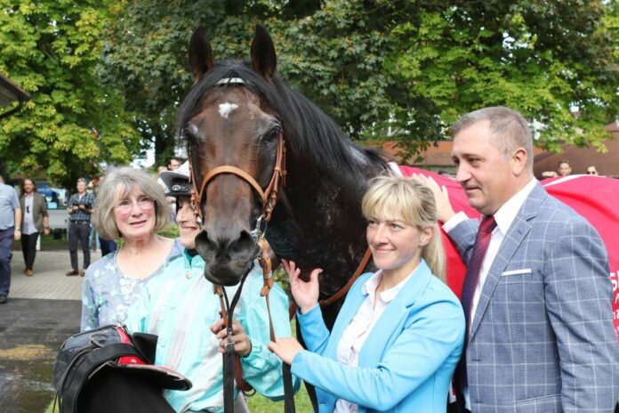 Mansour mit seinem Team (Archiv)