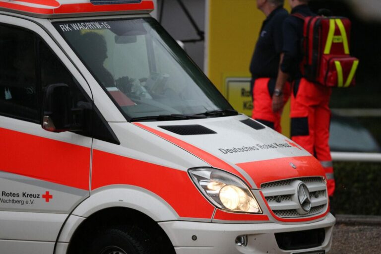 Verzögerung in Halle: Rettungswagen in Unfall verwickelt