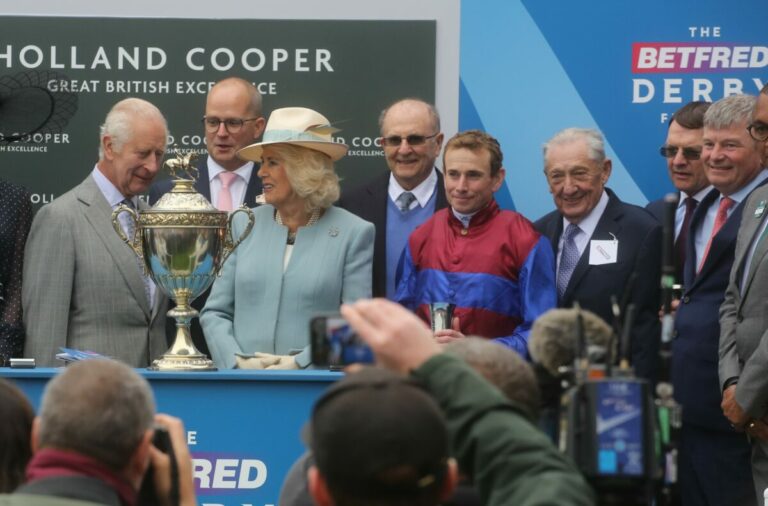 In Epsom: King Charles und Queen Camilla live dabei
