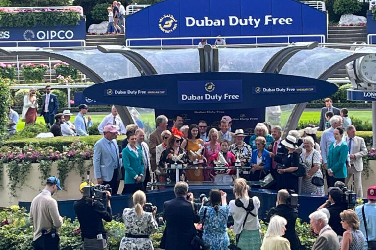 Hayley Turner gewinnt den Shergar Cup Stayers Start-Ziel Hayley Turner gewinnt den Shergar Cup Stayers Start-Ziel