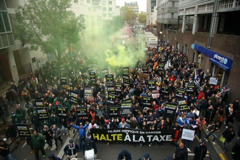 10.000 protestieren in Paris gegen Steuererhöhung im Pferderennsport 10.000 protestieren in Paris gegen Steuererhöhung im Pferderennsport