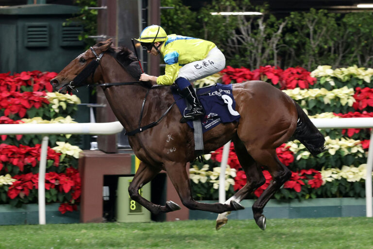 Mickael Barzalona siegt mit Aurora Lady Foto: hkjc.com