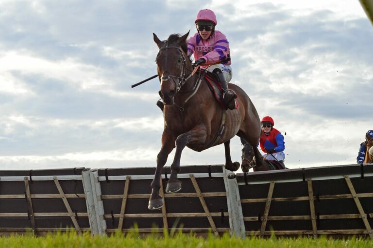 Überraschung im Long Walk Hurdle: Crambo wiederholt Vorjahressieg Überraschung im Long Walk Hurdle: Crambo wiederholt Vorjahressieg