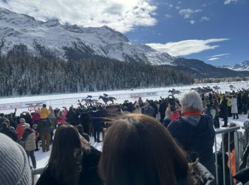 Nach Nachnennung und Streichung: Noch 16 im Schnee-Grand Prix Saadi siegt vor seinem Stallgefährten Queroyal