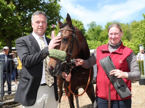 Dr. Busch-Memorial-Sieger Namaron bei der London Sale Züchter und Besitzer Christian Henze mit Namaron