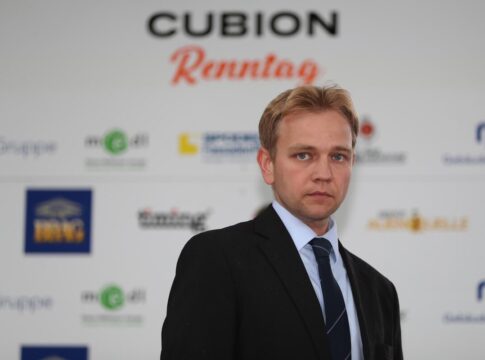 Rennleitungschef Dr. Philipp Biermann verkündet die Renntagsabsage nach dem 1.Rennen