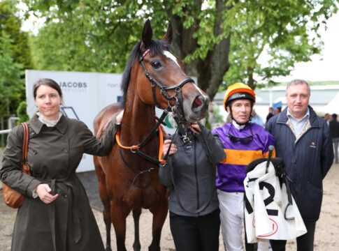 Menuett siegt unter Adrie de Vries