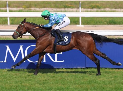 Matilda auf und davon – Sensationelle Vorstellung in den 2000 Guineas Matilda siegt unter Frida Valle-Skar in den Coolmore City Of Troy German 2000 Guineas, Gr.2