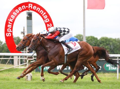 Calyx Rose (verdeckt) schnappt auf der Linie zu