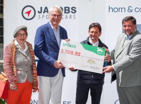 Scheckübergabe von Deutscher Galopp an das Kinderhospiz Regenbogenland