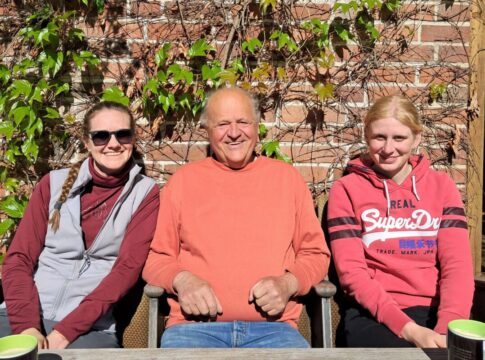 Janine Beckmann, Volker Linde (Vollblutgestüt Lindenhof) und Jule Höggemann