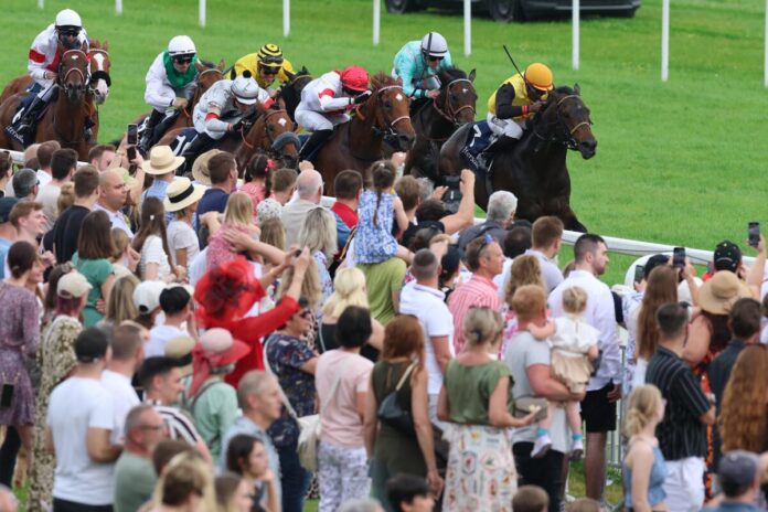 Am Sonntag kamen knapp 12.000 Besucher nach Iffezheim