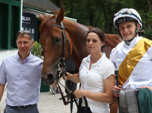 Elmos Fire siegt unter Senan MacRedmond