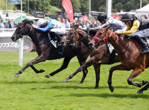 Hamburg, Princess Badee mit Michael Cadeddu gewinnt den Hamburger Stutenpreis