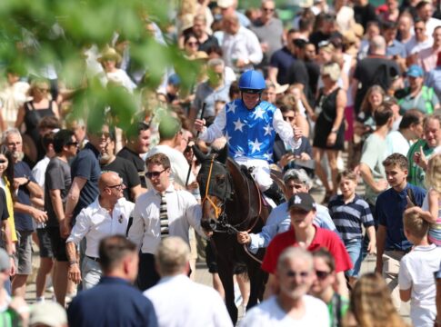 Juwelier nach dem Sieg im Japan Racing Association Derby-Trial