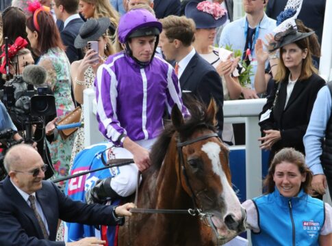 SpW25Epsomoaks Minnie Hauk und Ryan Moore winner´s enclosure Foto hemke EY5B7911zoom