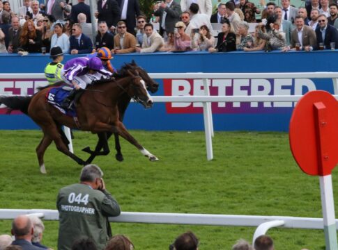 Spw25EpsomOaksBallydoyle-Zweikampf im Schatten des Zielspiegels - minnie Hauk - violett - gegen Whirl Foto hemke EY5B7893