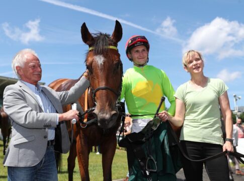 Cherub Rock und Team